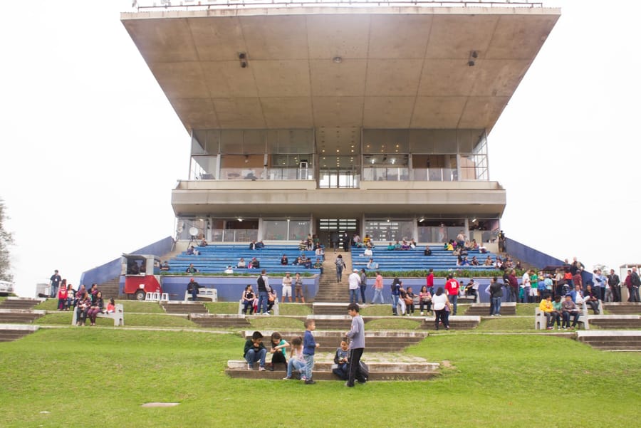 A tribuna do Hipódromo do Cristal, com a marquise em balanço de Román Fresnedo Siri, arquibancadas azuis e o público no gramado